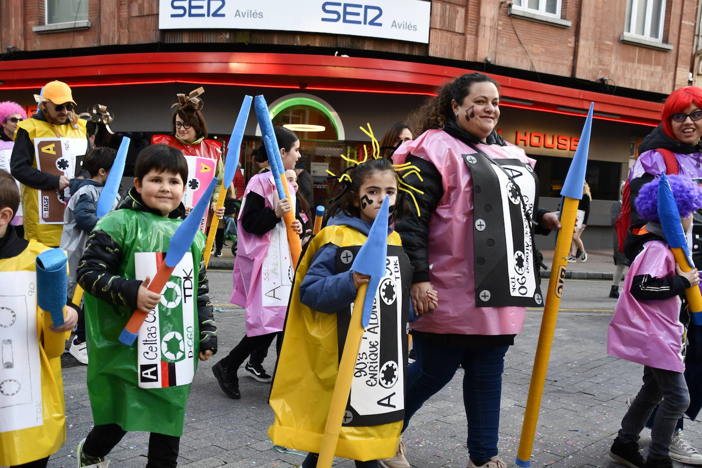 Fotos: Los escolinos devuelven a Avilés a los años noventa