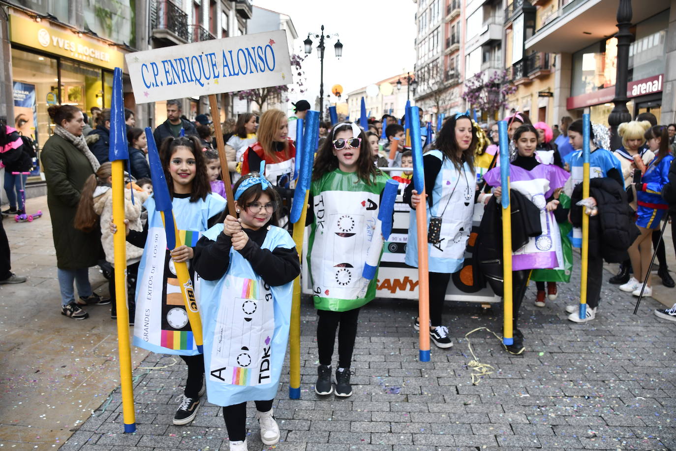 Fotos: Los escolinos devuelven a Avilés a los años noventa