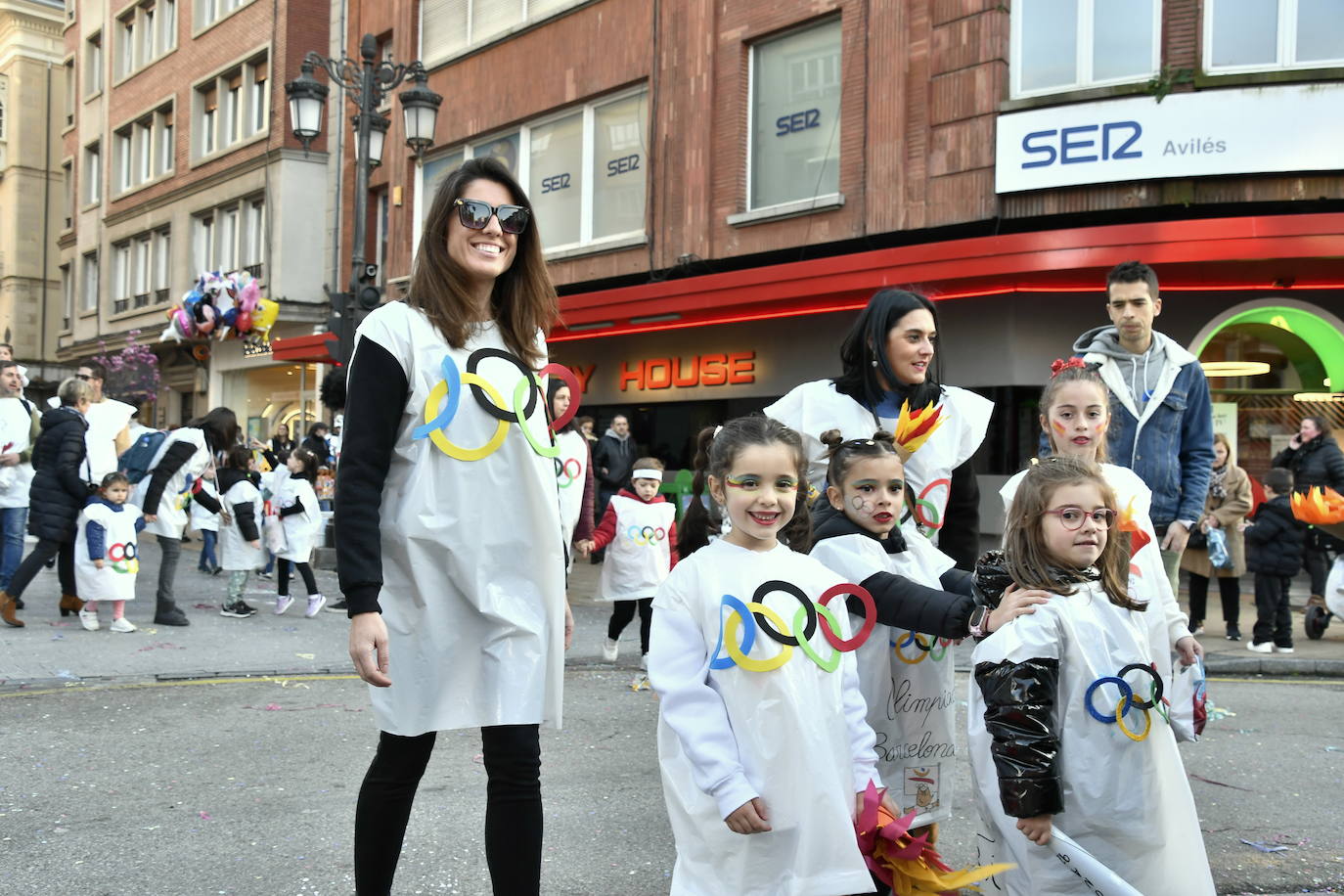 Fotos: Los escolinos devuelven a Avilés a los años noventa