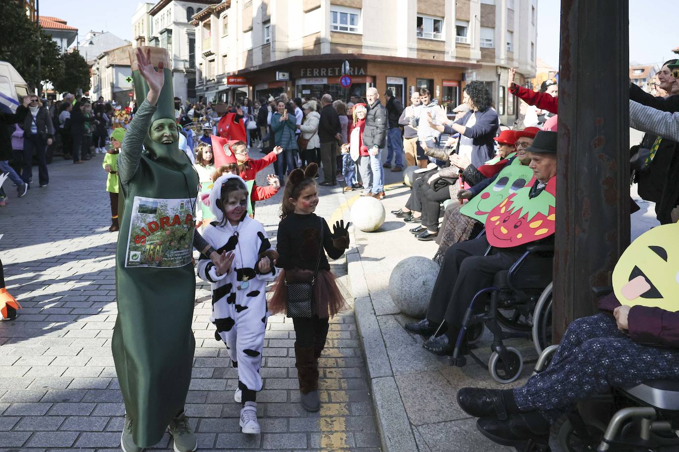 Fotos: La Pola se llena por les Comadres