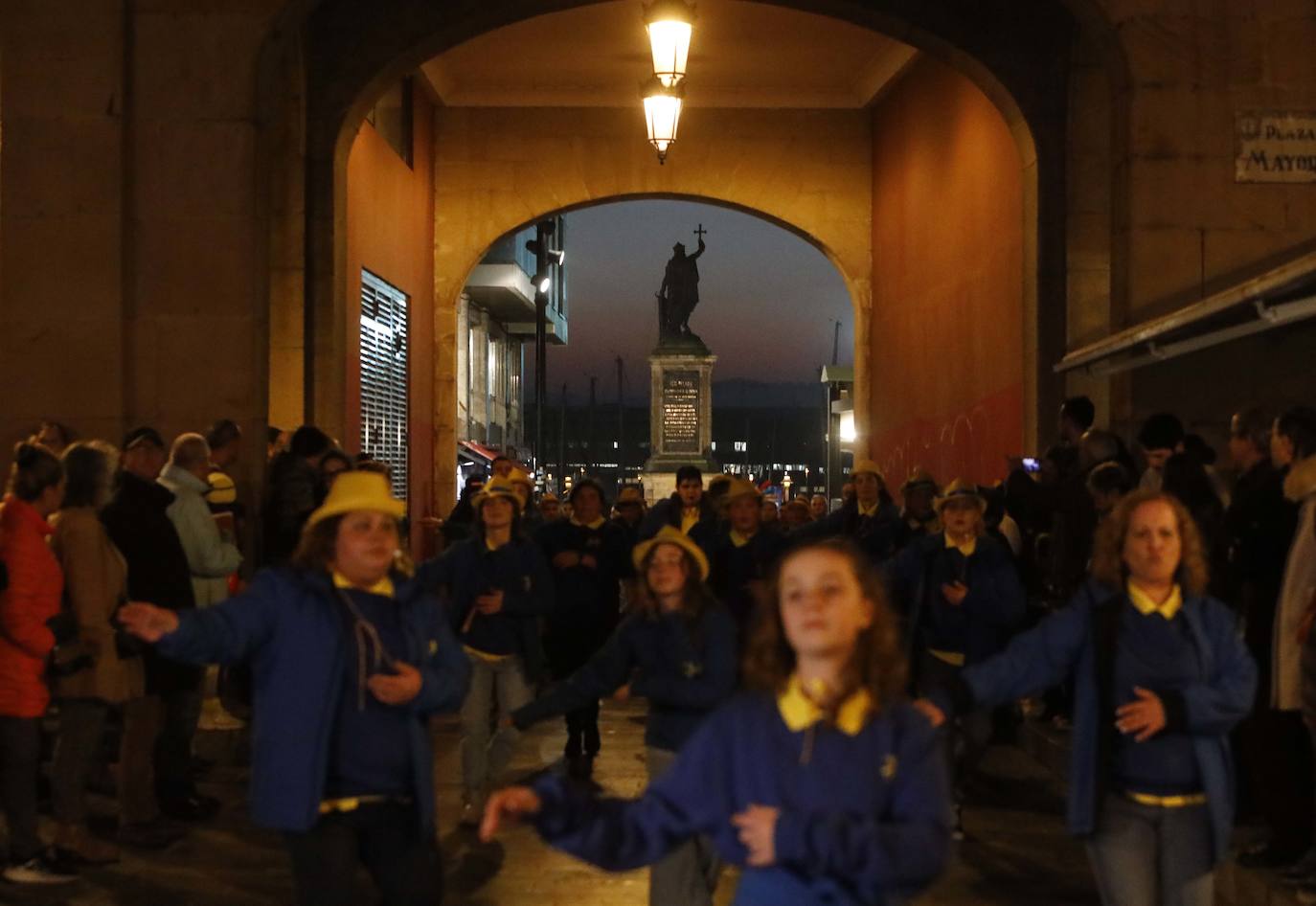 Fotos: Pasacalles, pregón y fiesta en el Antroxu de Gijón