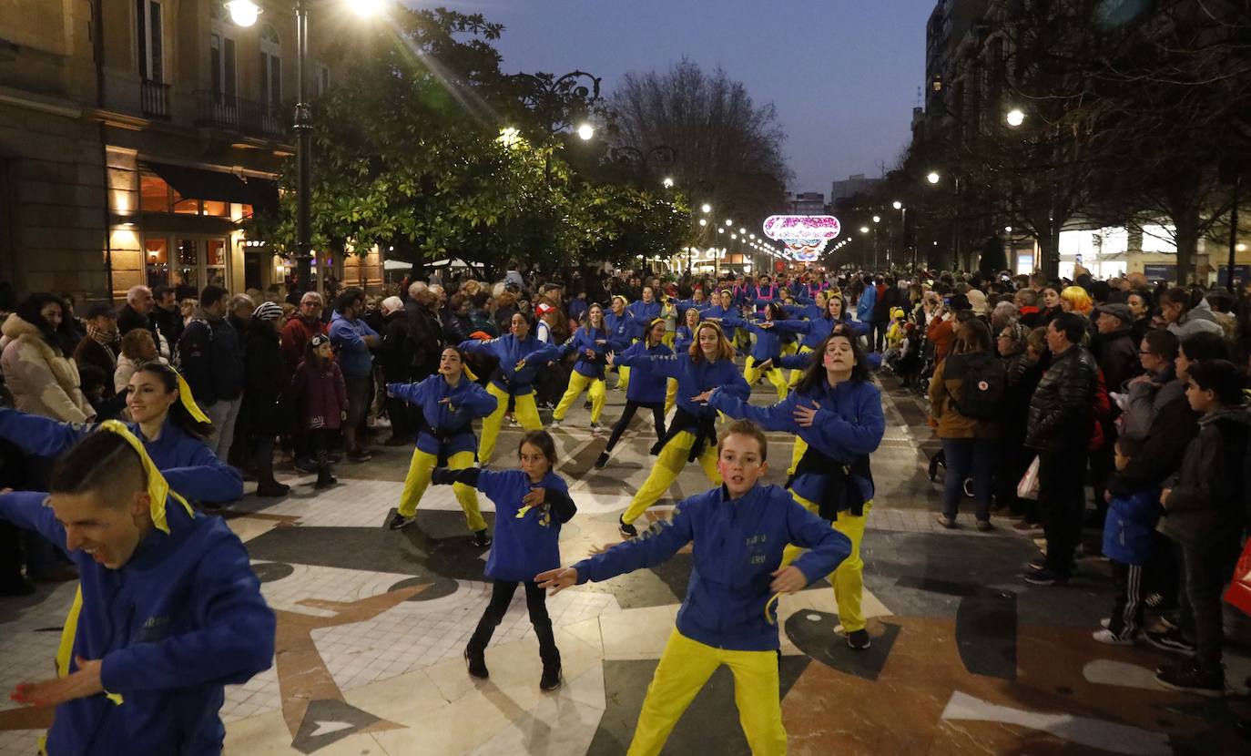 Fotos: Pasacalles, pregón y fiesta en el Antroxu de Gijón