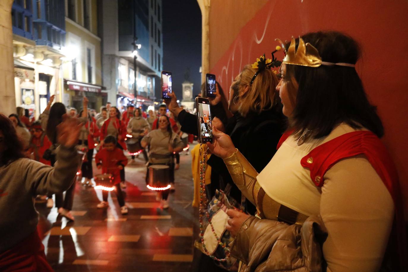 Fotos: Pasacalles, pregón y fiesta en el Antroxu de Gijón