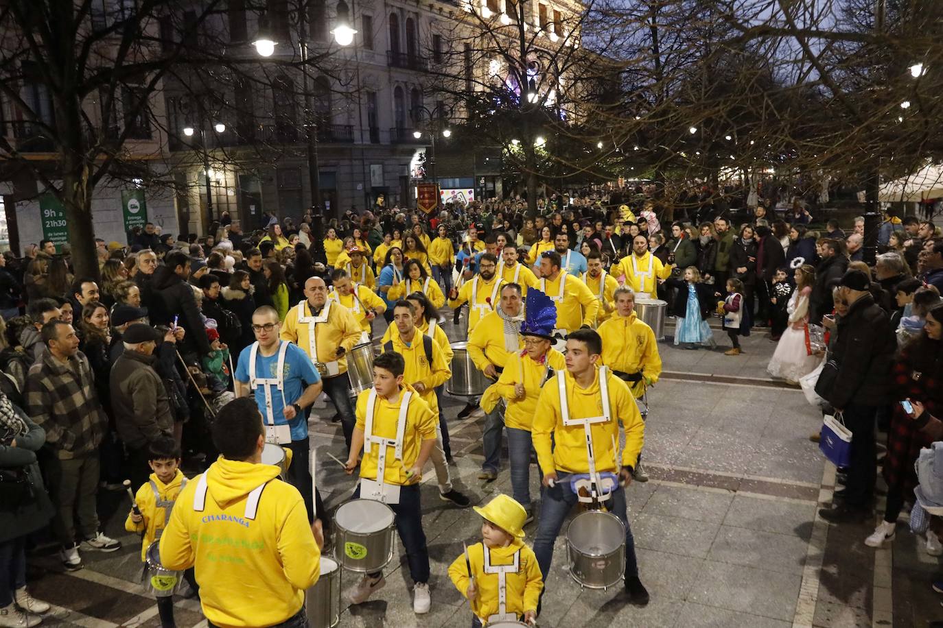 Fotos: Pasacalles, pregón y fiesta en el Antroxu de Gijón