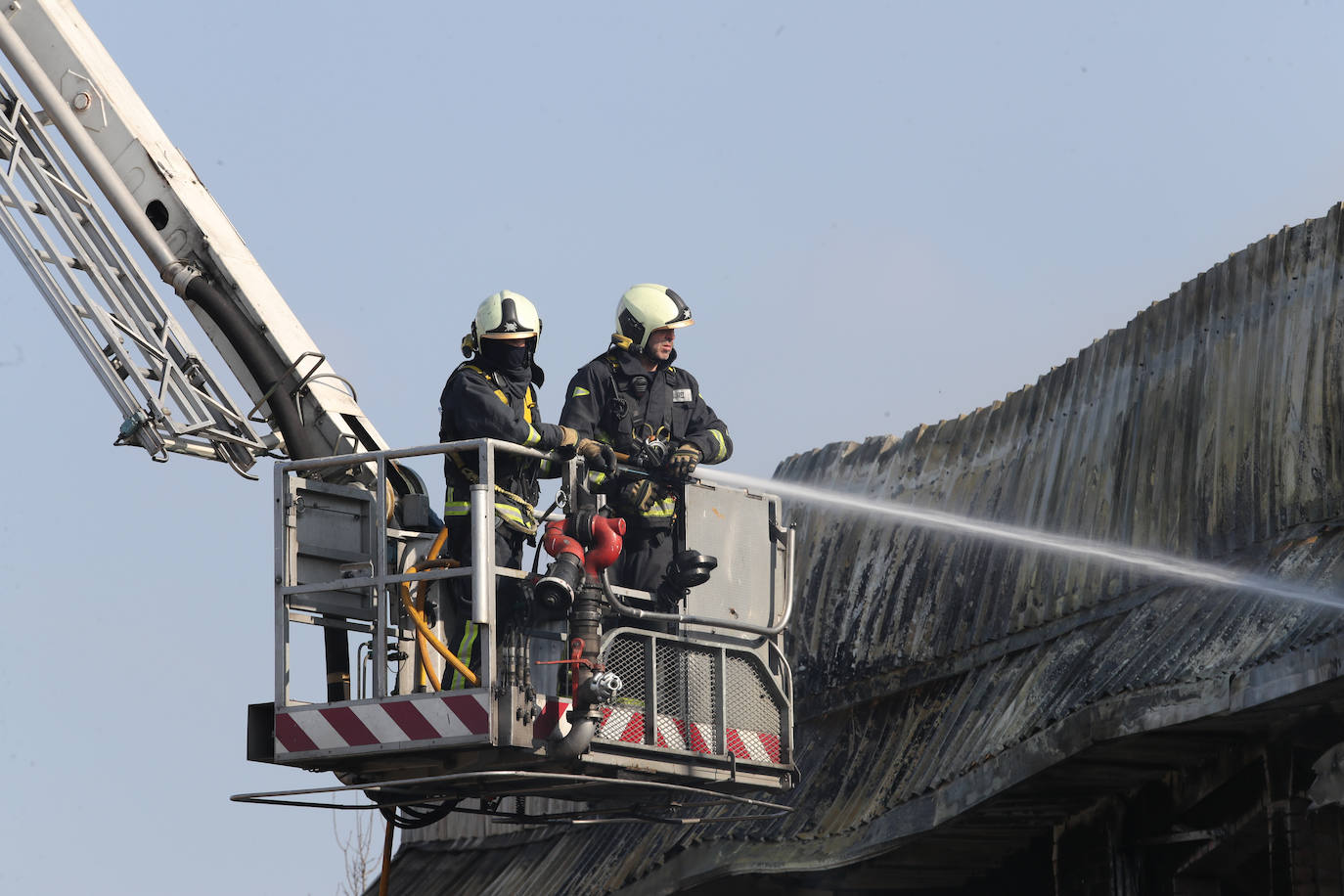 Fotos: Arde una nave industrial en un espectacular incendio en Siero