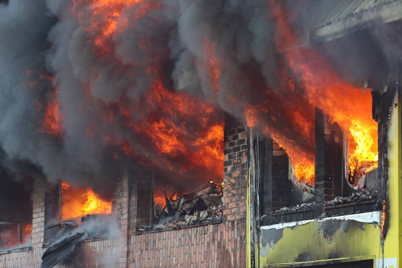 Fotos: Arde una nave industrial en un espectacular incendio en Siero