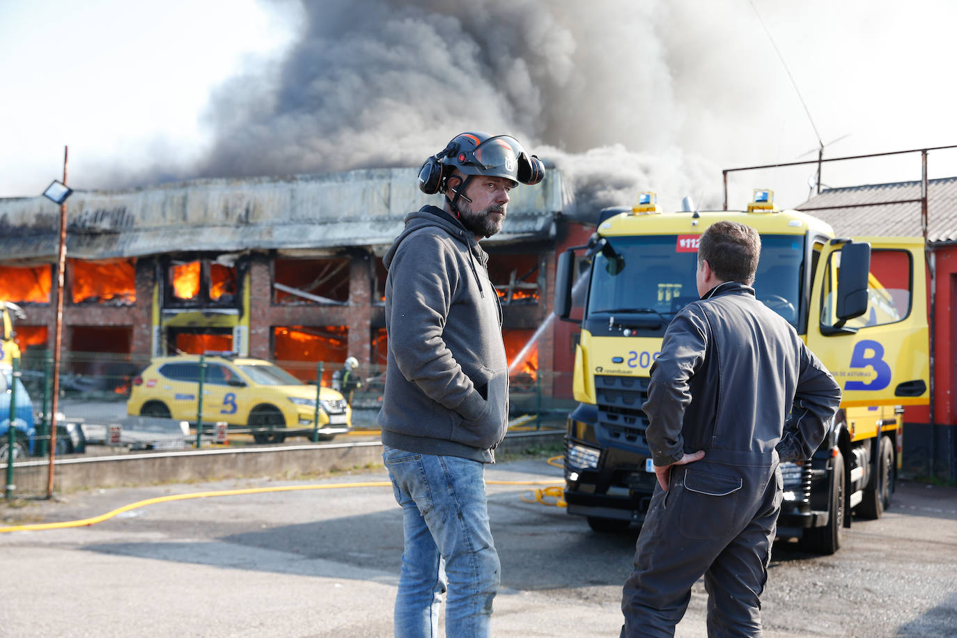Fotos: Arde una nave industrial en un espectacular incendio en Siero