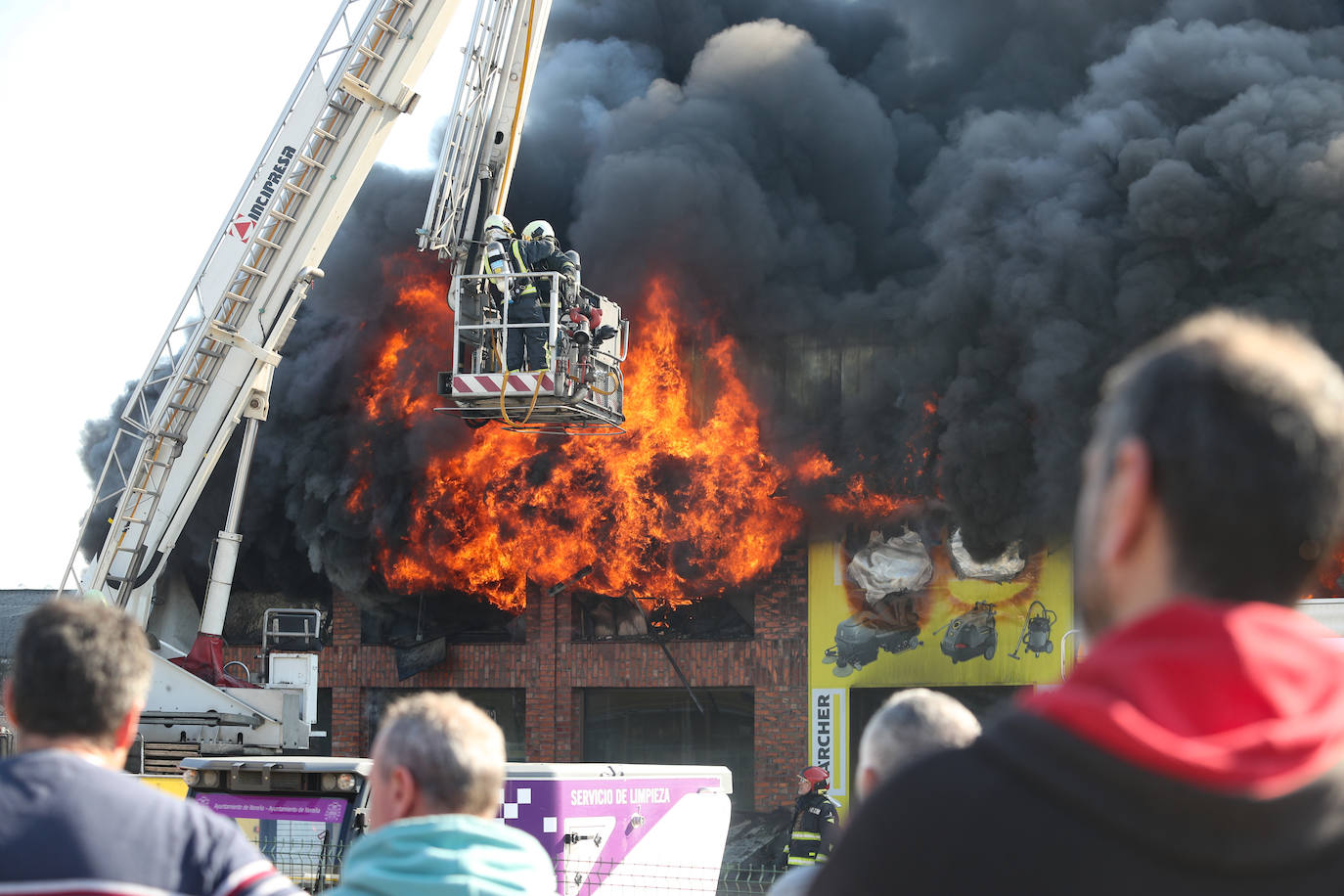 Fotos: Arde una nave industrial en un espectacular incendio en Siero