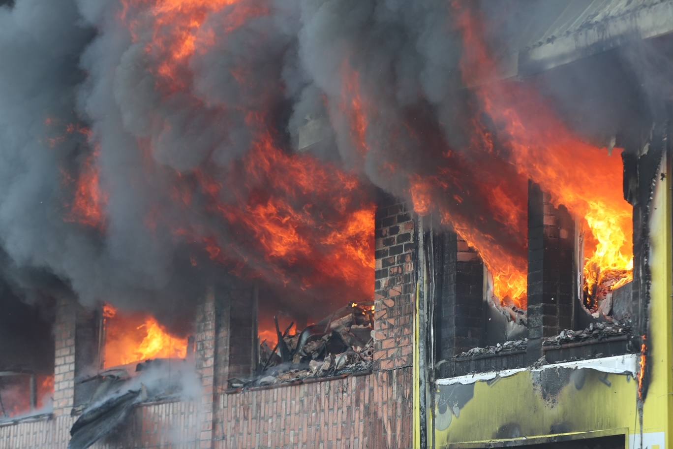 Fotos: Arde una nave industrial en un espectacular incendio en Siero