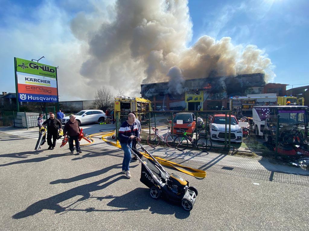 Fotos: Arde una nave industrial en un espectacular incendio en Siero