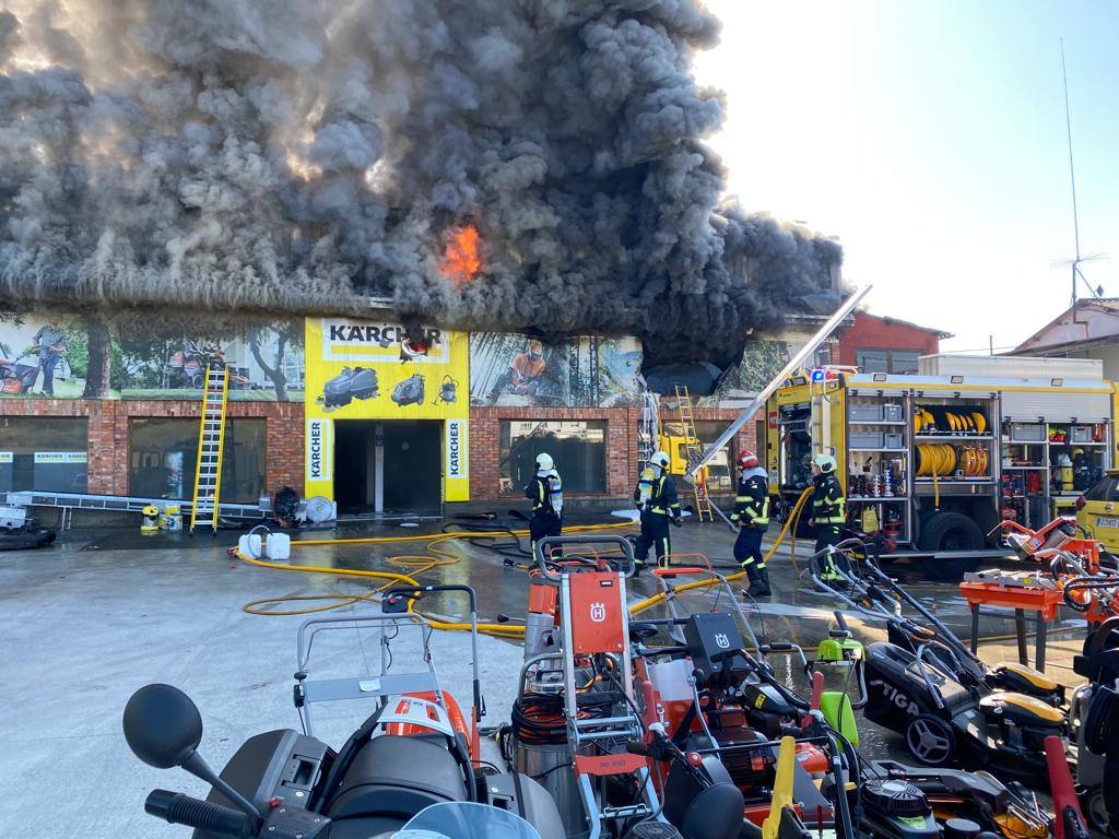 Fotos: Arde una nave industrial en un espectacular incendio en Siero