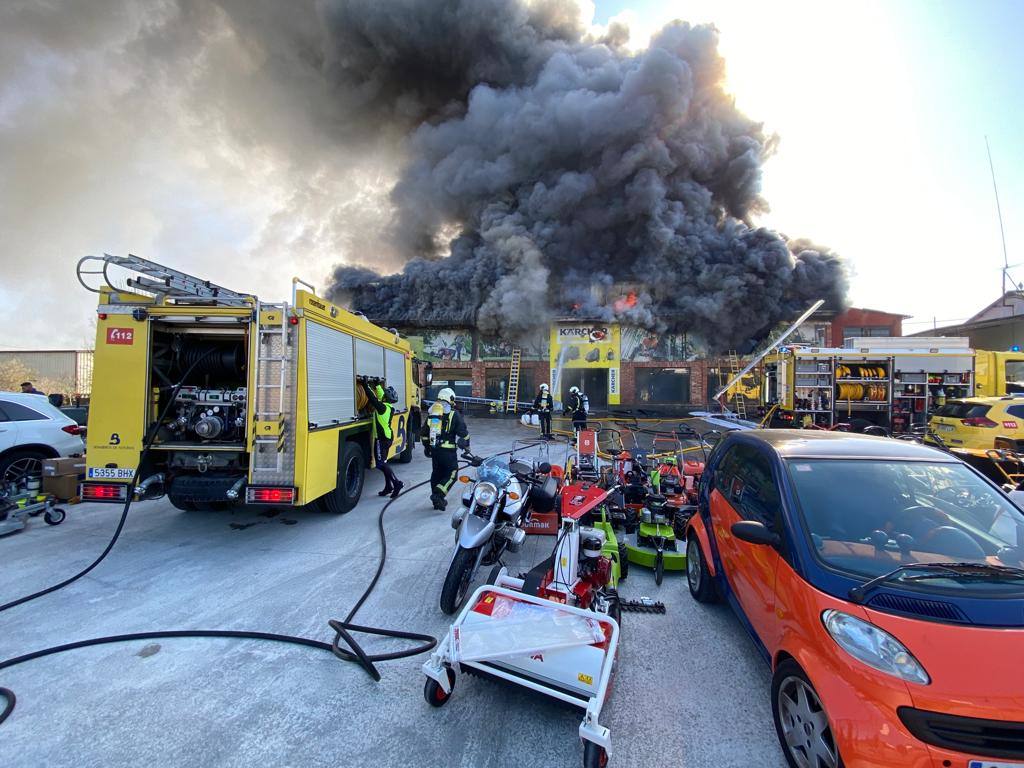 Fotos: Arde una nave industrial en un espectacular incendio en Siero