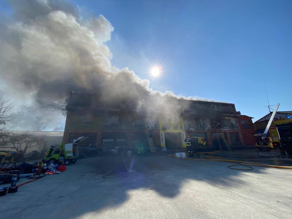 Fotos: Arde una nave industrial en un espectacular incendio en Siero