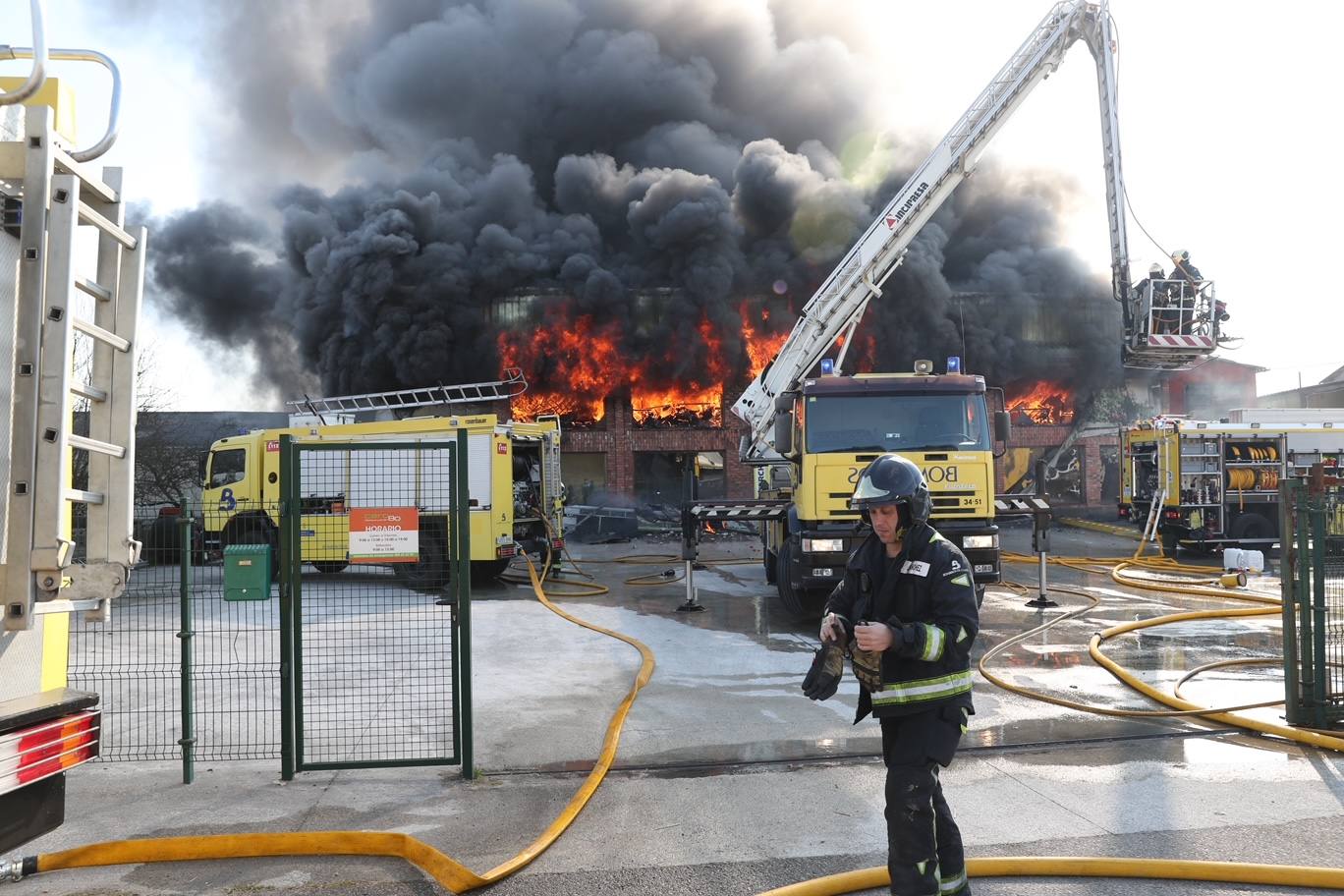 Fotos: Arde una nave industrial en un espectacular incendio en Siero