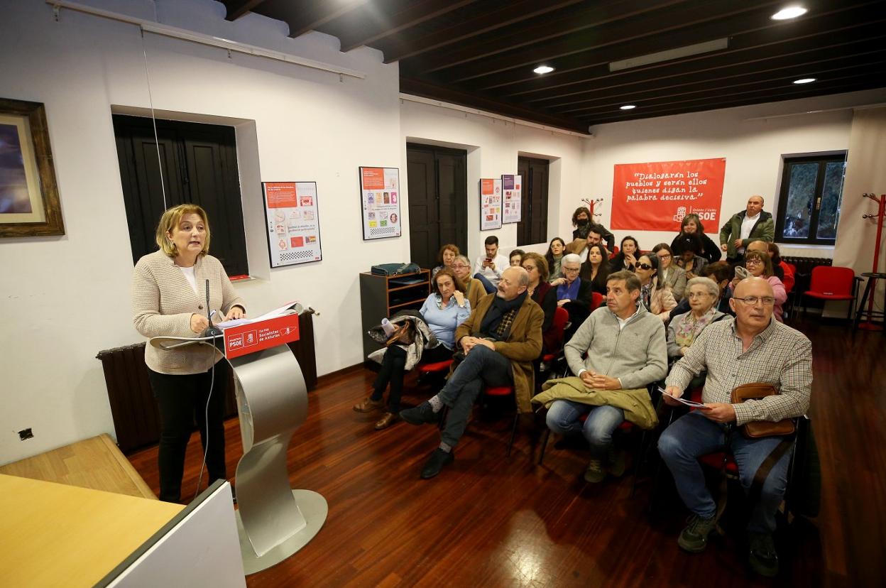 La secretaria general de la AMSO, Delia Losa, presidiendo la asamblea extraordinaria de la AMSO. 