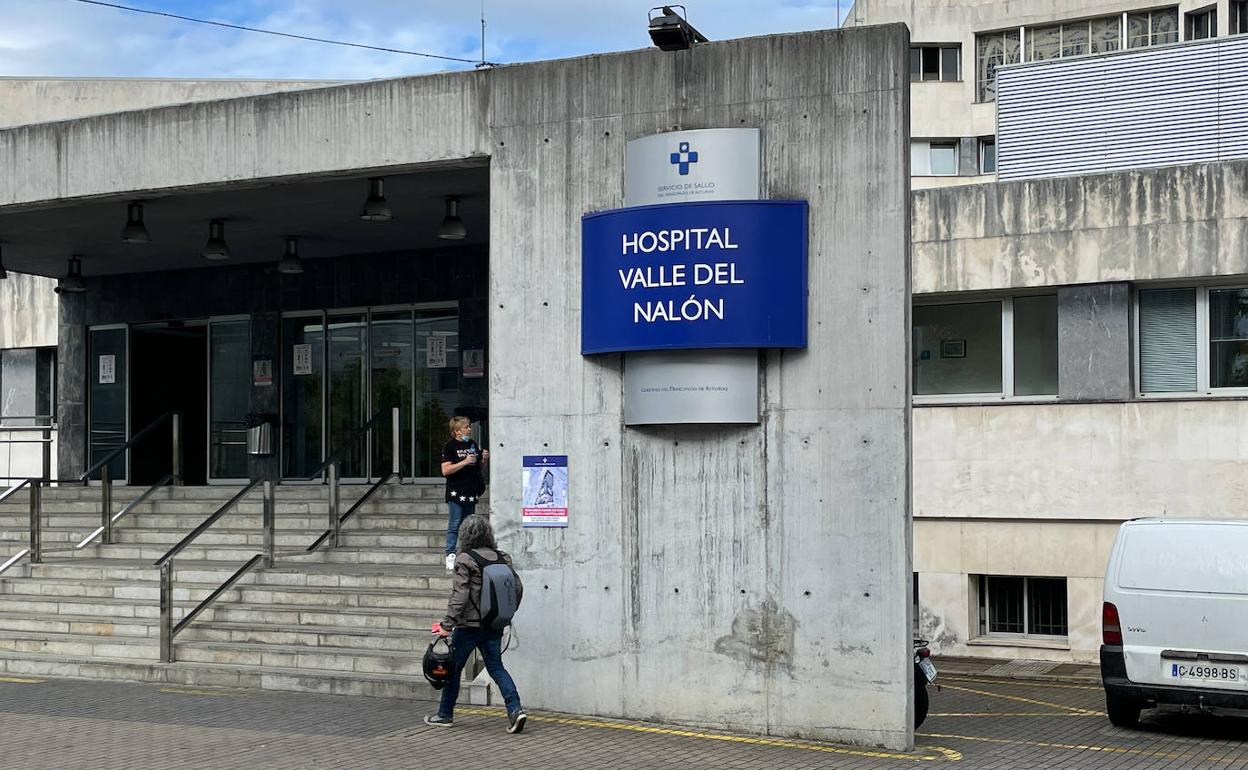 Hospital Valle del Nalón, donde han sido trasladados los bomberos heridos.