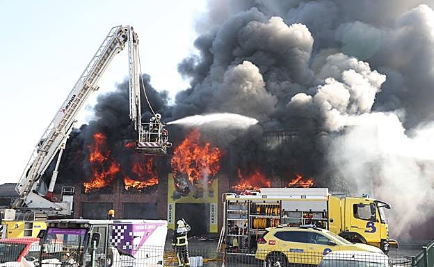 Incendio en una nave industrial a las afueras de El Berrón, en Siero.