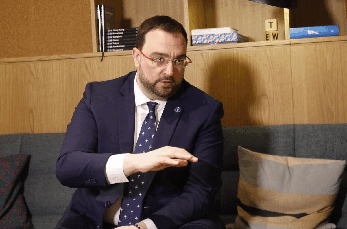 El presidente del Principado, en el edificio Spaces, sede central de EL COMERCIO, en varios momentos de la entrevista con Juan Neira. 