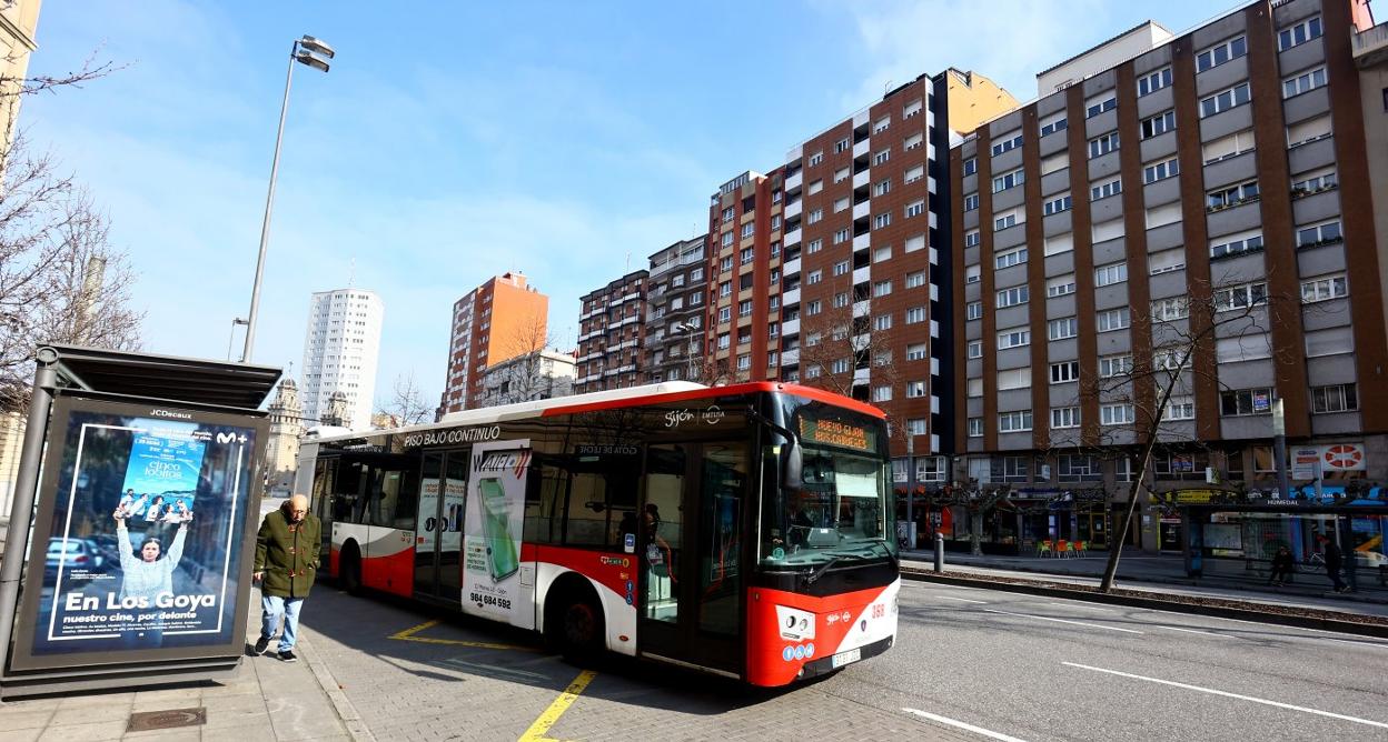 Autobuses de EMTUSA en El Humedal, que ya concentra gran parte del tráfico de viajeros de la empresa municipal. 