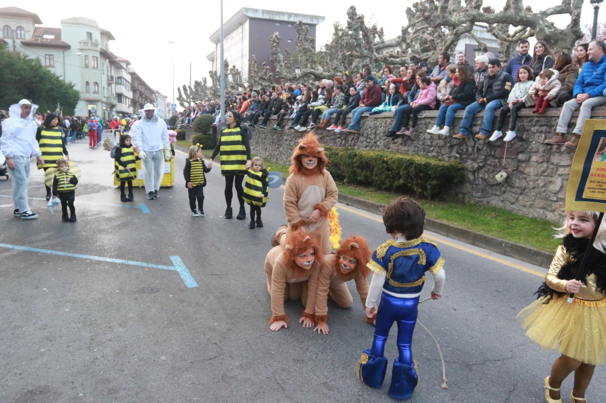 El público no perdió detalle del desfile de carnaval en la villa de Llanes. 