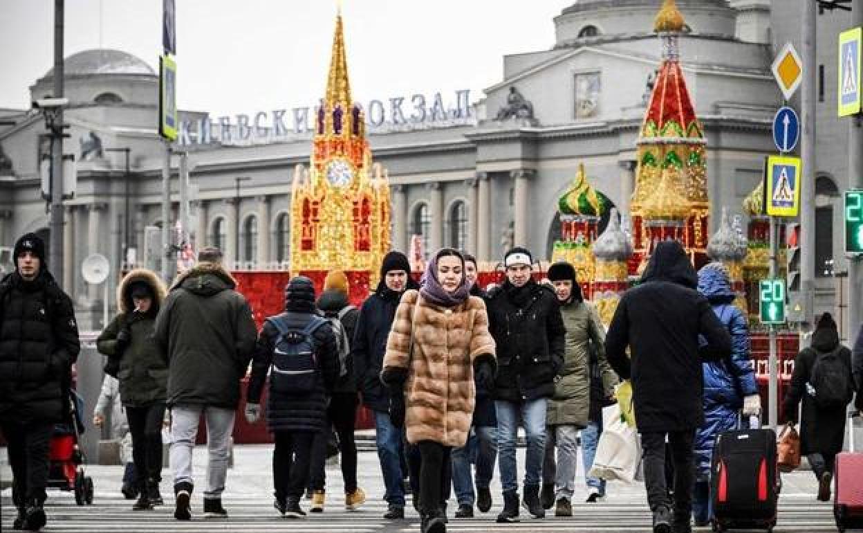 Paso de peatones junto a la terminal ferroviaria de Kievsky, en Moscú.