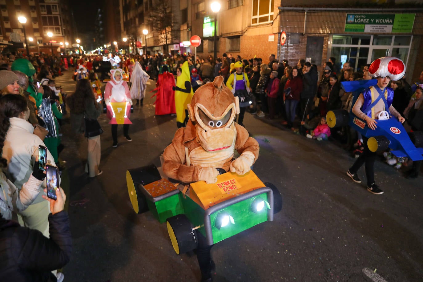 Fotos: Diversión por las calles de Gijón en el desfile del Antroxu