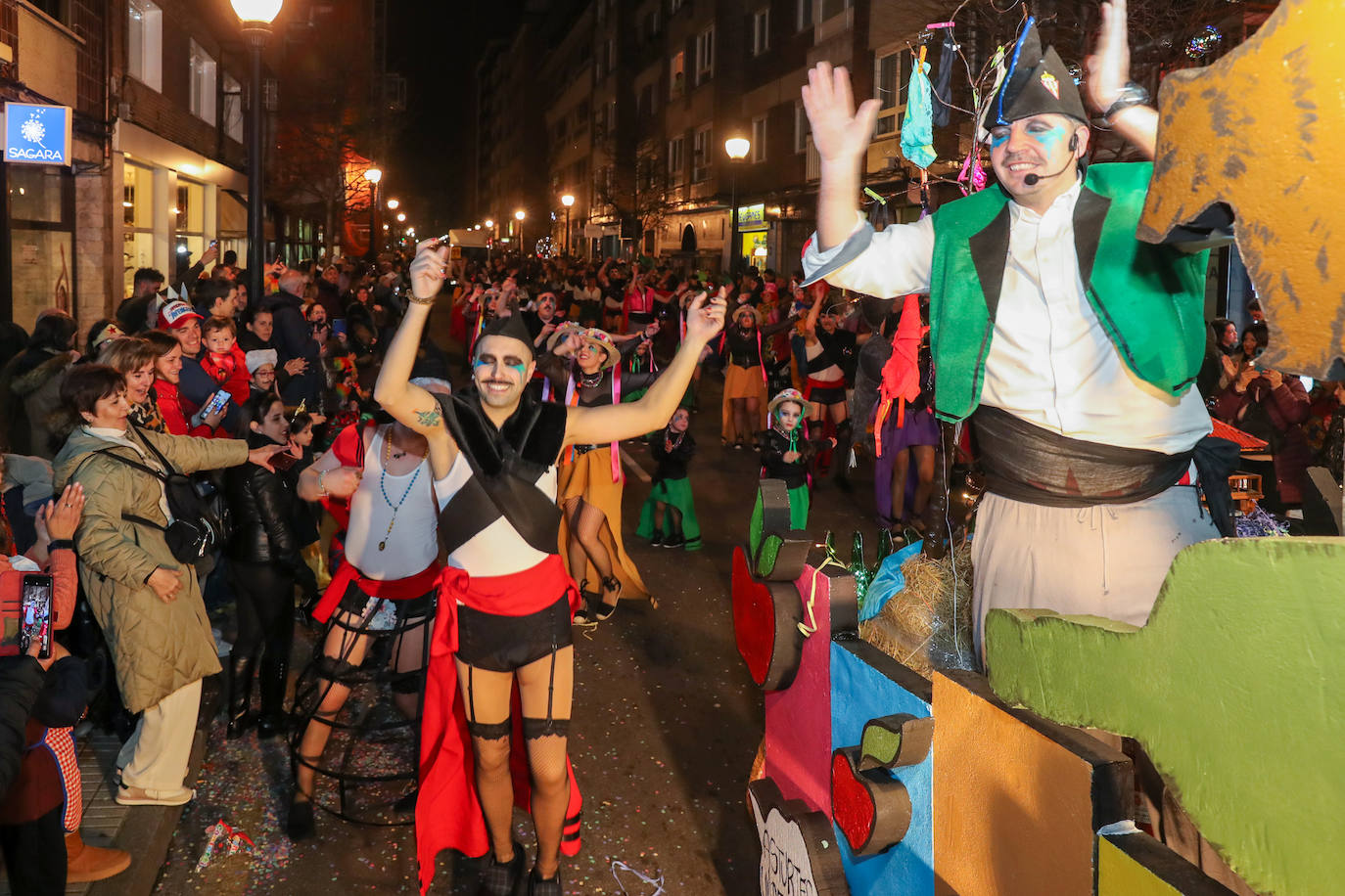 Fotos: Diversión por las calles de Gijón en el desfile del Antroxu