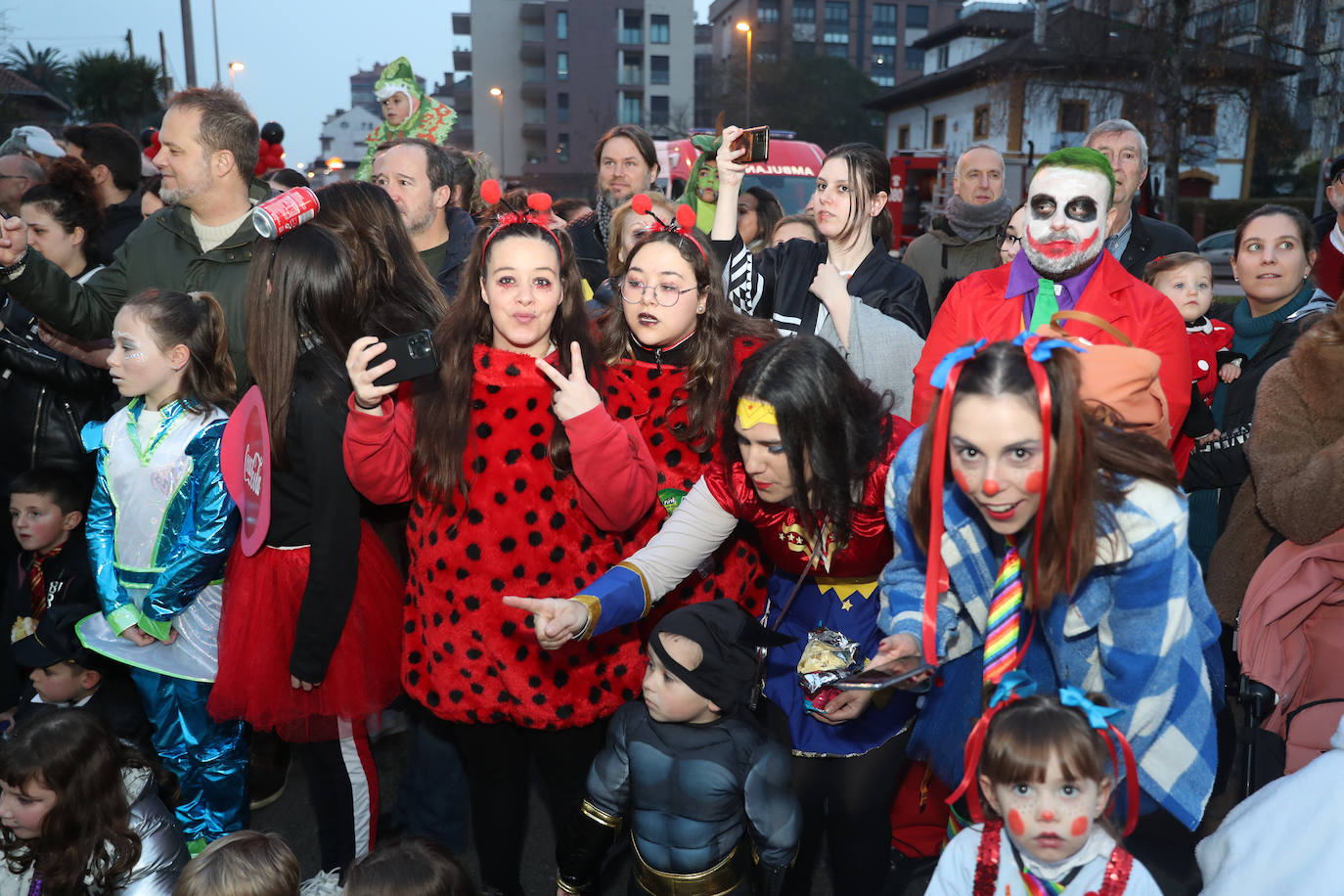 Fotos: Diversión por las calles de Gijón en el desfile del Antroxu