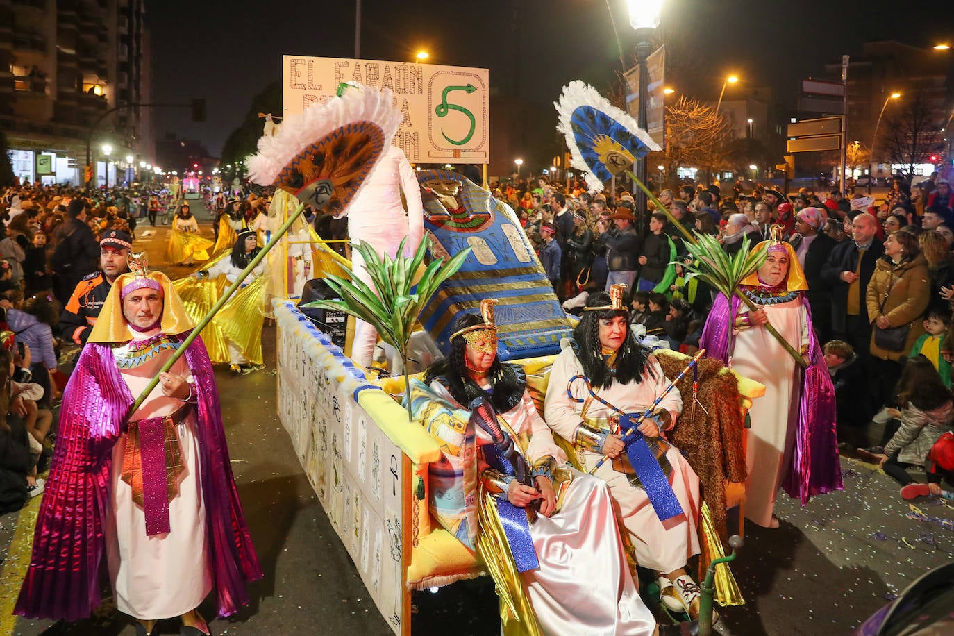 Fotos: Diversión por las calles de Gijón en el desfile del Antroxu