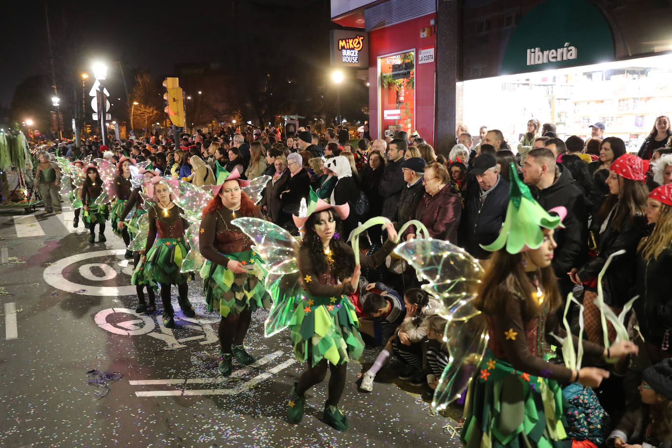 Fotos: Diversión por las calles de Gijón en el desfile del Antroxu