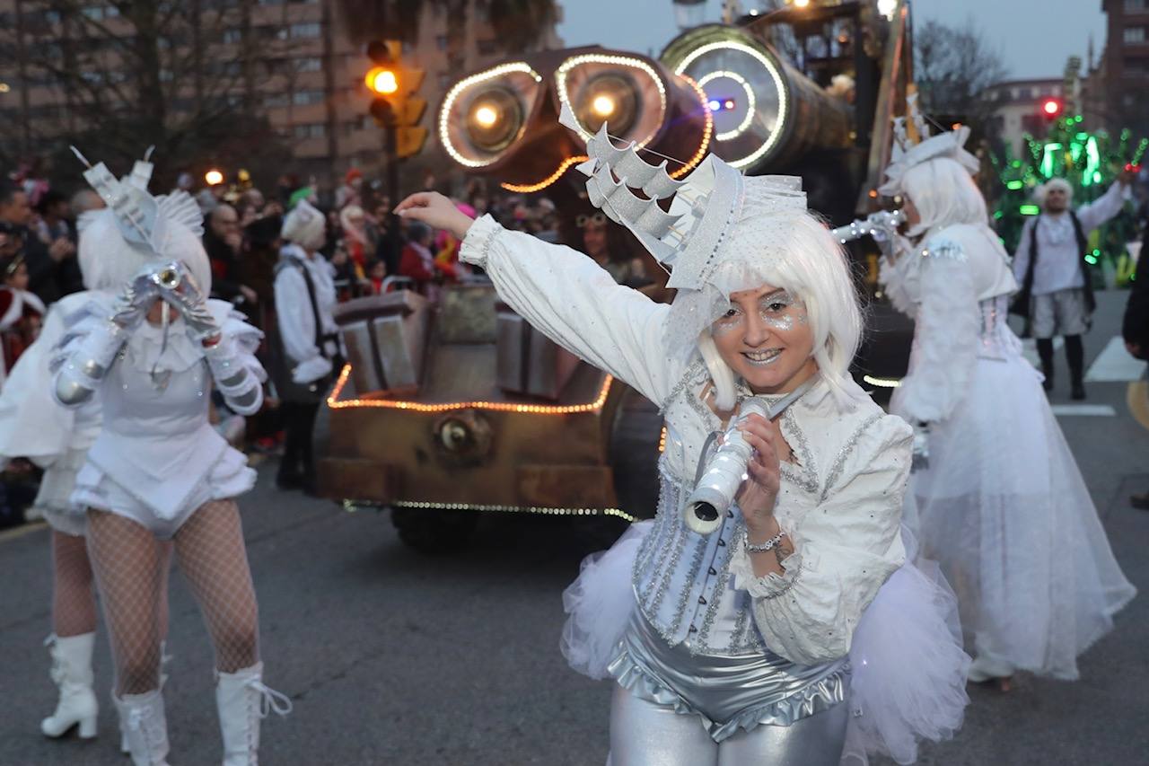 Fotos: Diversión por las calles de Gijón en el desfile del Antroxu