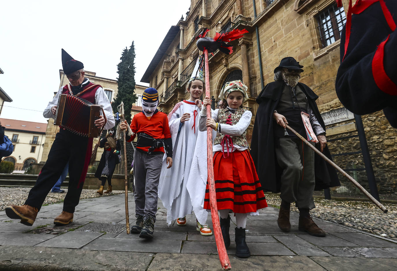 Fotos: Los Mazcaritos de Oviedo piden el aguinaldo antes de enterrar la sardina