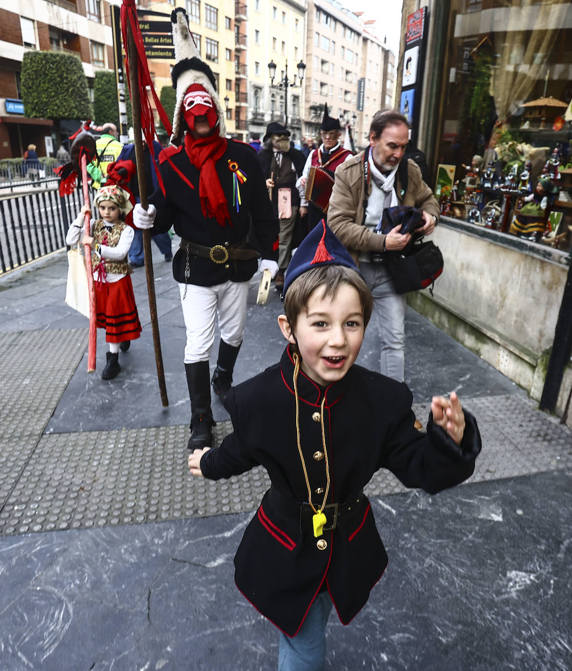 Fotos: Los Mazcaritos de Oviedo piden el aguinaldo antes de enterrar la sardina