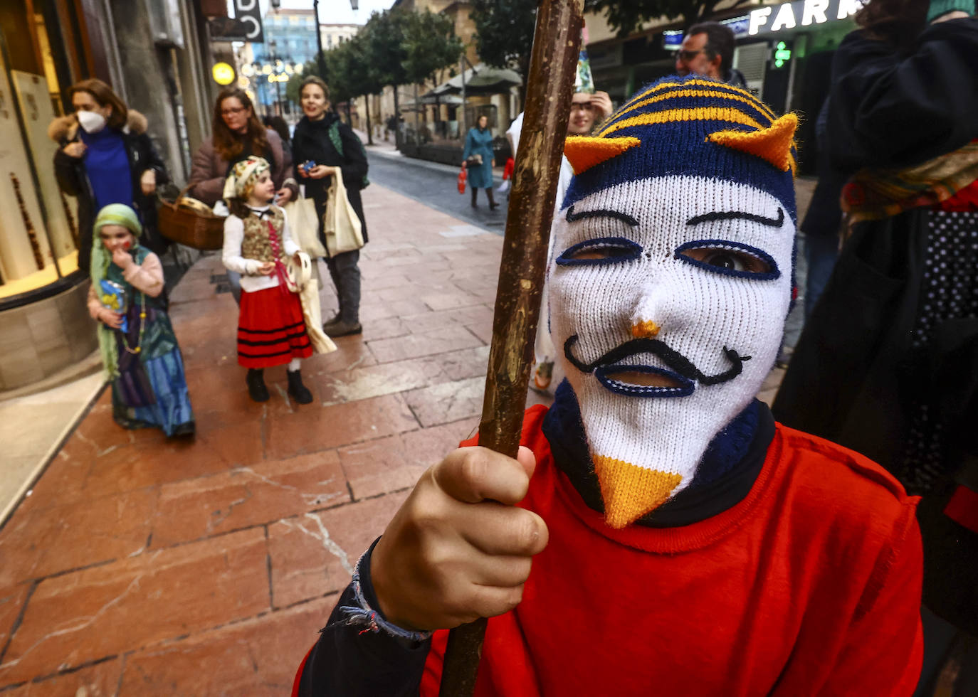 Fotos: Los Mazcaritos de Oviedo piden el aguinaldo antes de enterrar la sardina