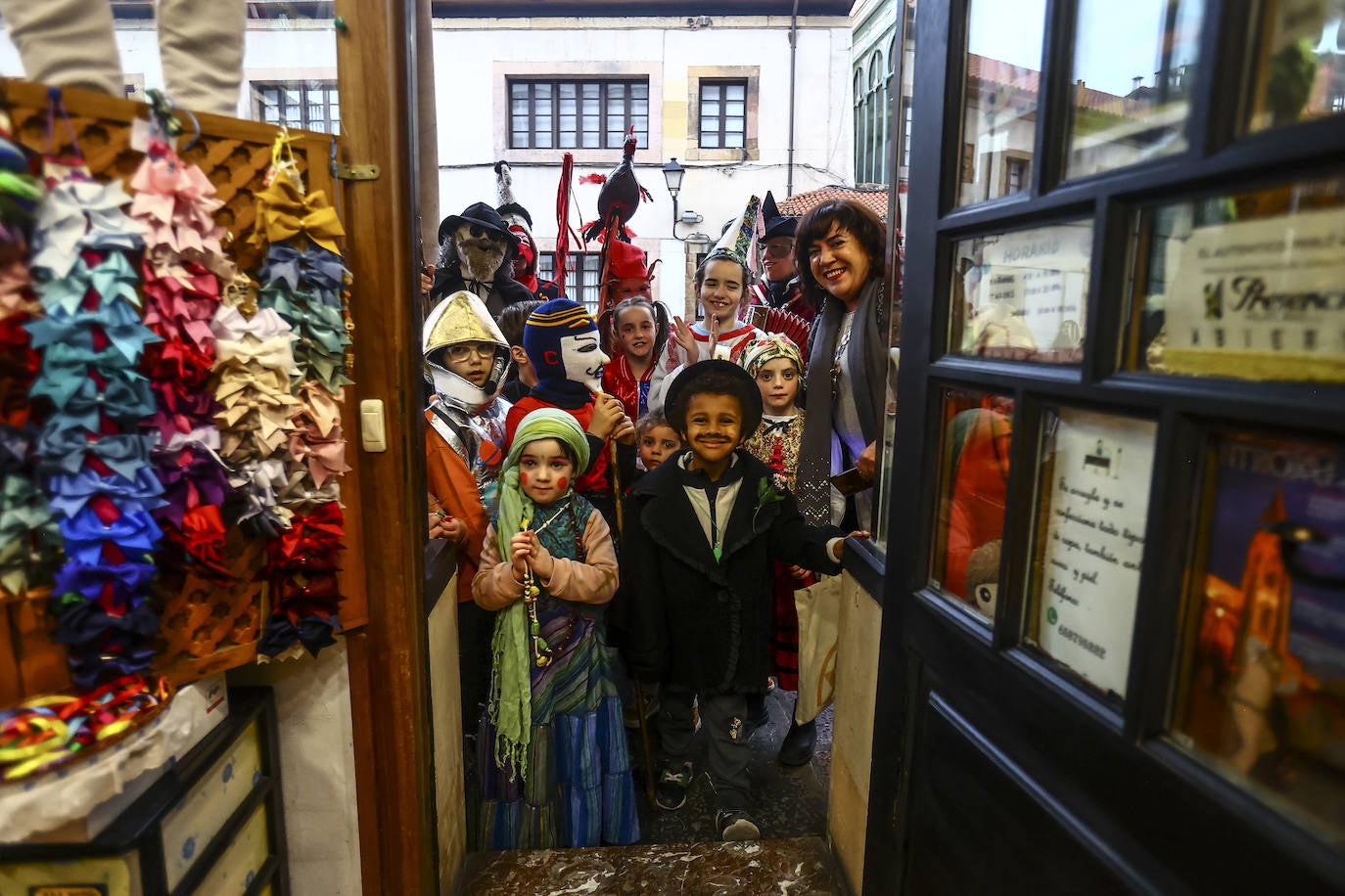 Fotos: Los Mazcaritos de Oviedo piden el aguinaldo antes de enterrar la sardina