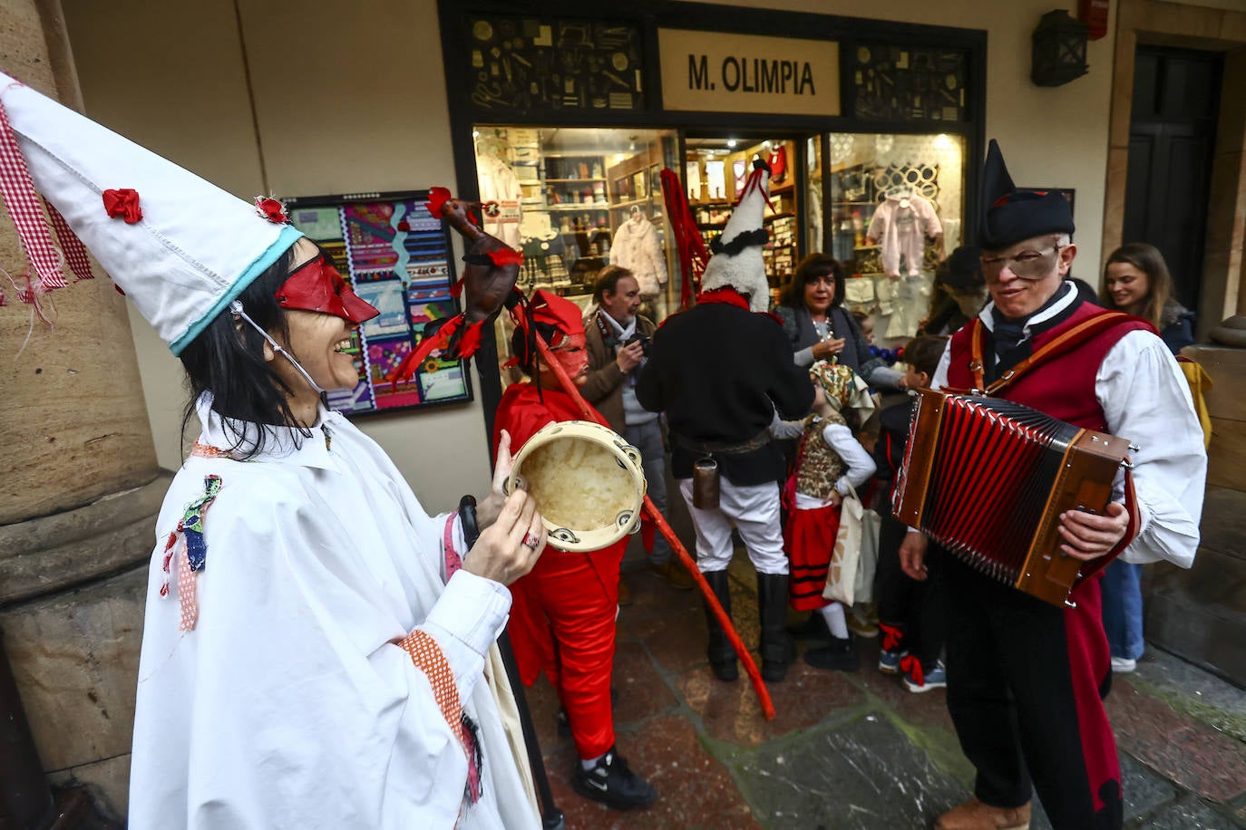 Fotos: Los Mazcaritos de Oviedo piden el aguinaldo antes de enterrar la sardina