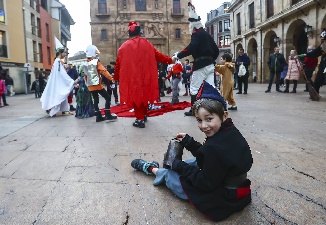 Fotos: Los Mazcaritos de Oviedo piden el aguinaldo antes de enterrar la sardina