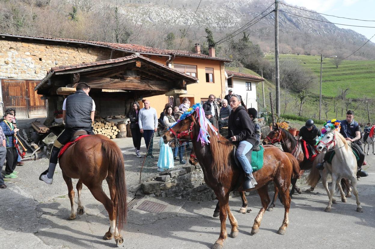 La comitiva de los aguinalderos, en el inicio de su recorrido por la parroquia de Cazo. 