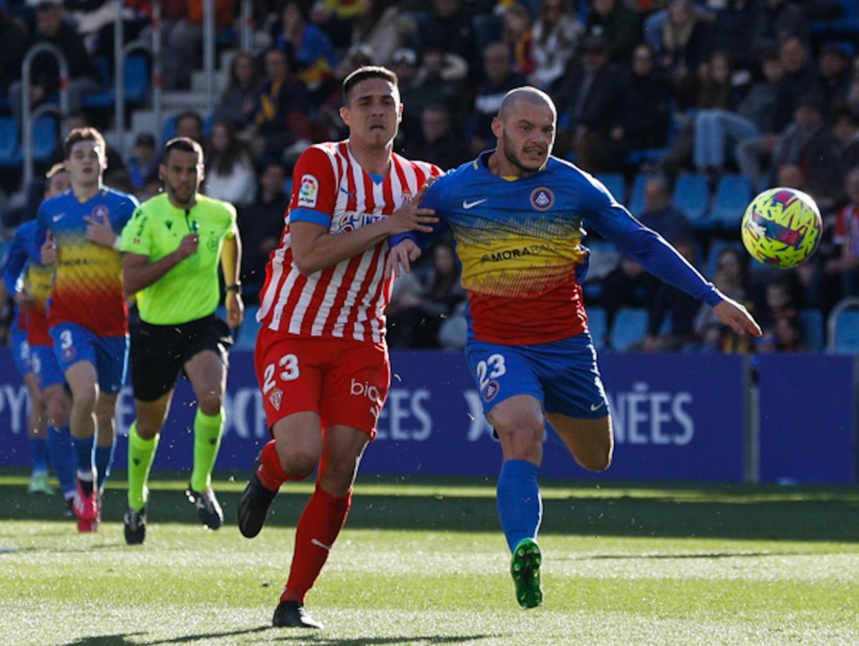 Djuka pelea un balón con Alende. 