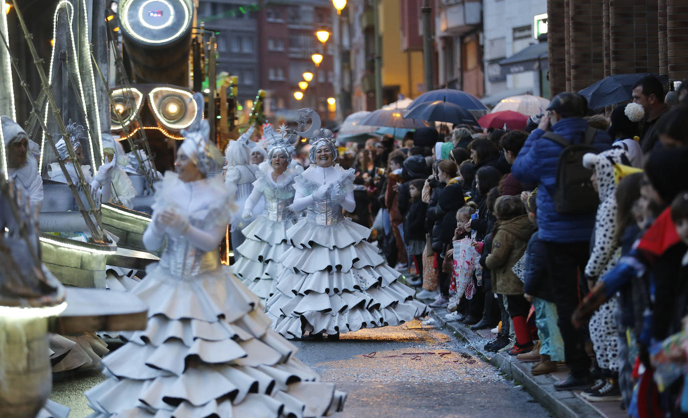 Fotos: La &#039;Gaitaxia&#039; coloniza el desfile de Antroxu de Avilés