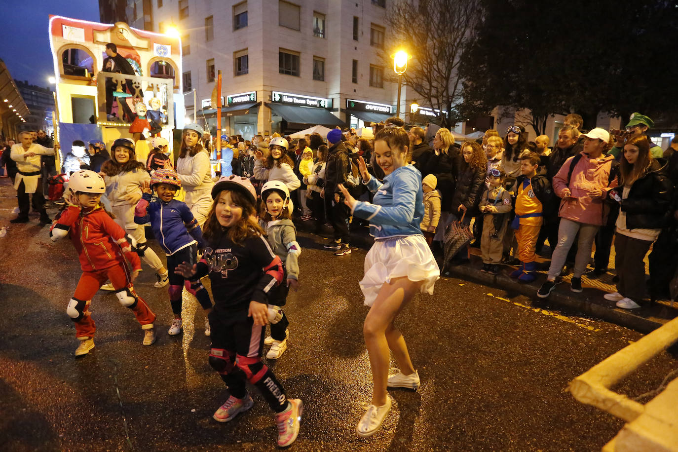 Fotos: La &#039;Gaitaxia&#039; coloniza el desfile de Antroxu de Avilés