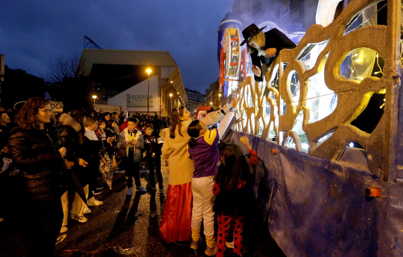 Fotos: La &#039;Gaitaxia&#039; coloniza el desfile de Antroxu de Avilés