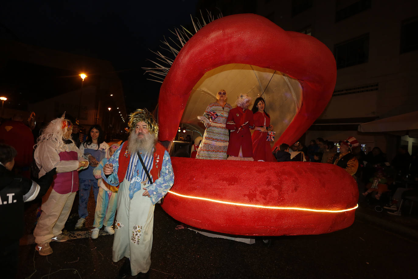 Fotos: La &#039;Gaitaxia&#039; coloniza el desfile de Antroxu de Avilés