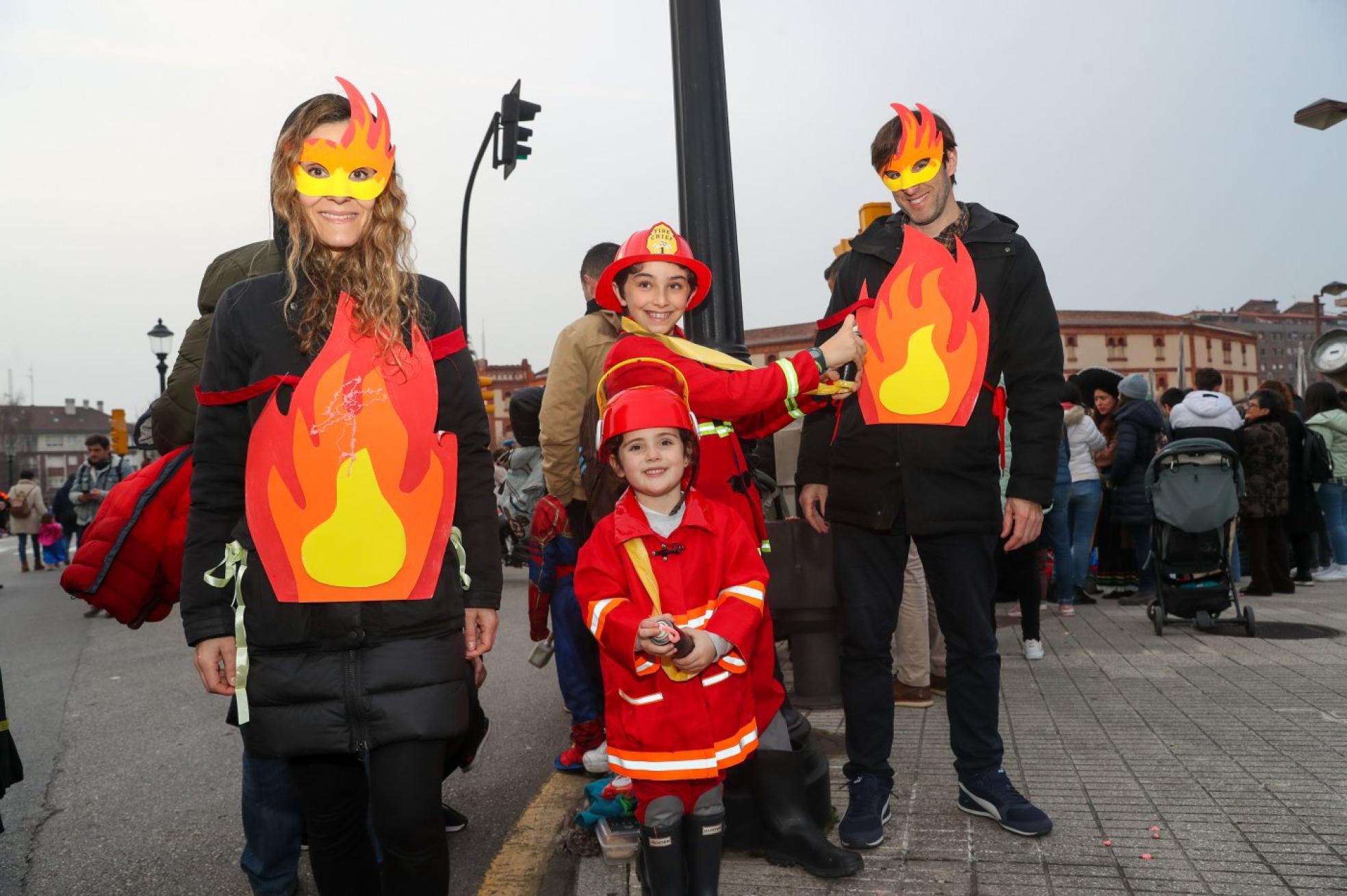 Liliana Álvarez y Miguel de la Fuente con sus hijos Claudia y Dani, los pequeños bomberos encargados de extinguir sus fuegos. 