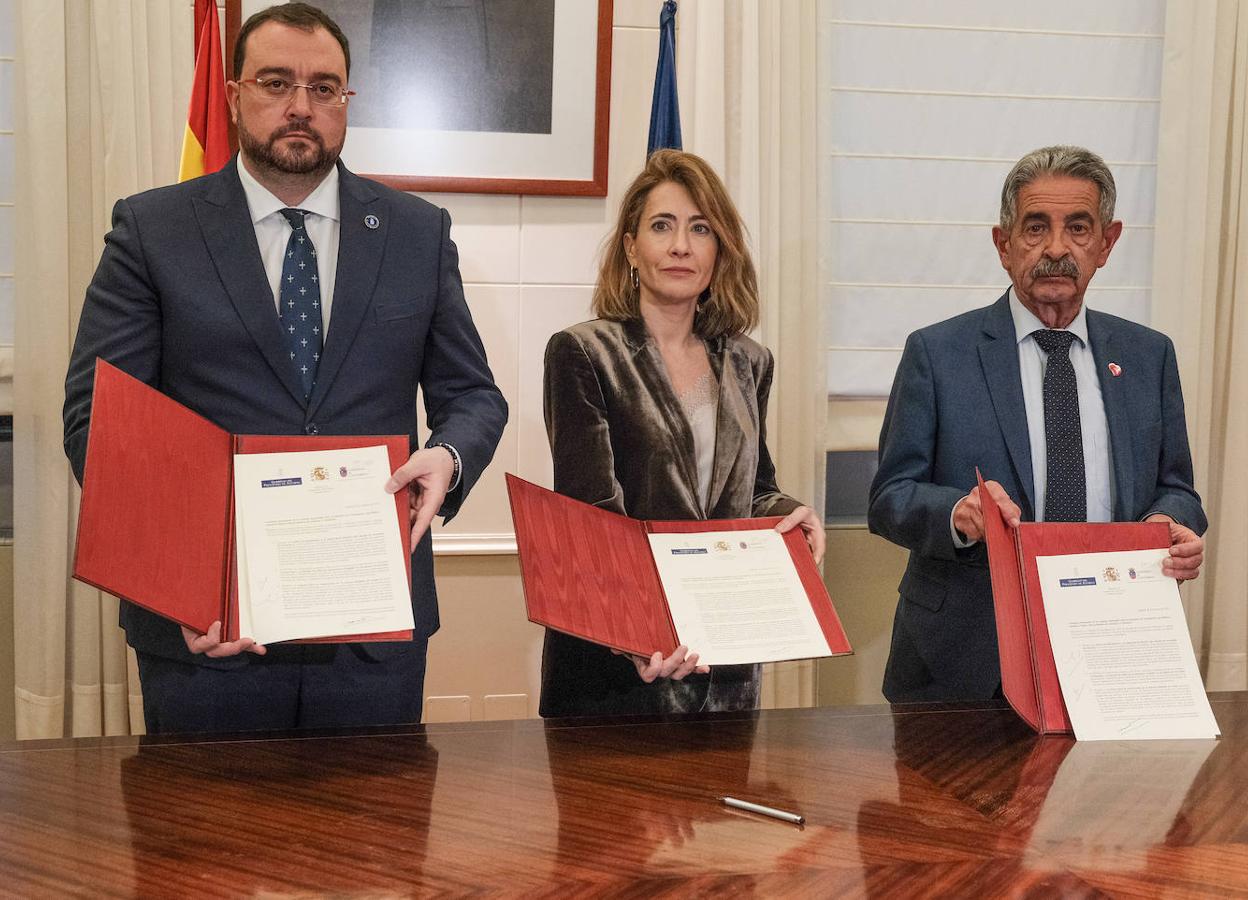 El presidente del Principado, Adrián Barbón; la ministra de Transportes, Raquel Sánchez, y el presidente de Cantabria, Miguel Ángel Revilla. 