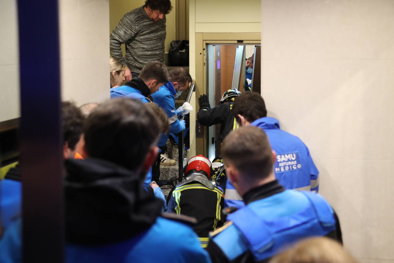 Fotos:  Rescatan a una niña que tenía una mano atrapada en un ascensor en Gijón