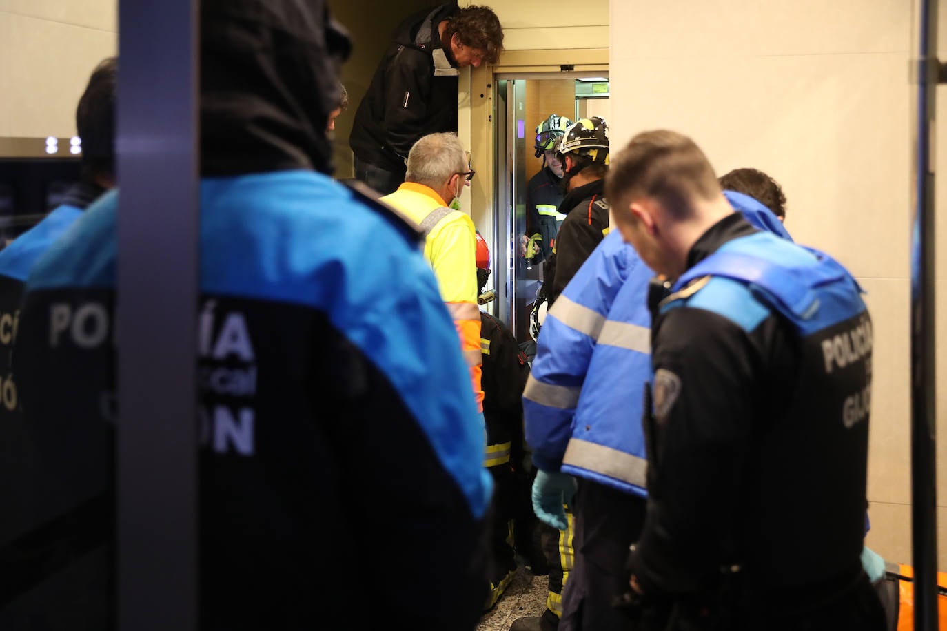 Fotos:  Rescatan a una niña que tenía una mano atrapada en un ascensor en Gijón