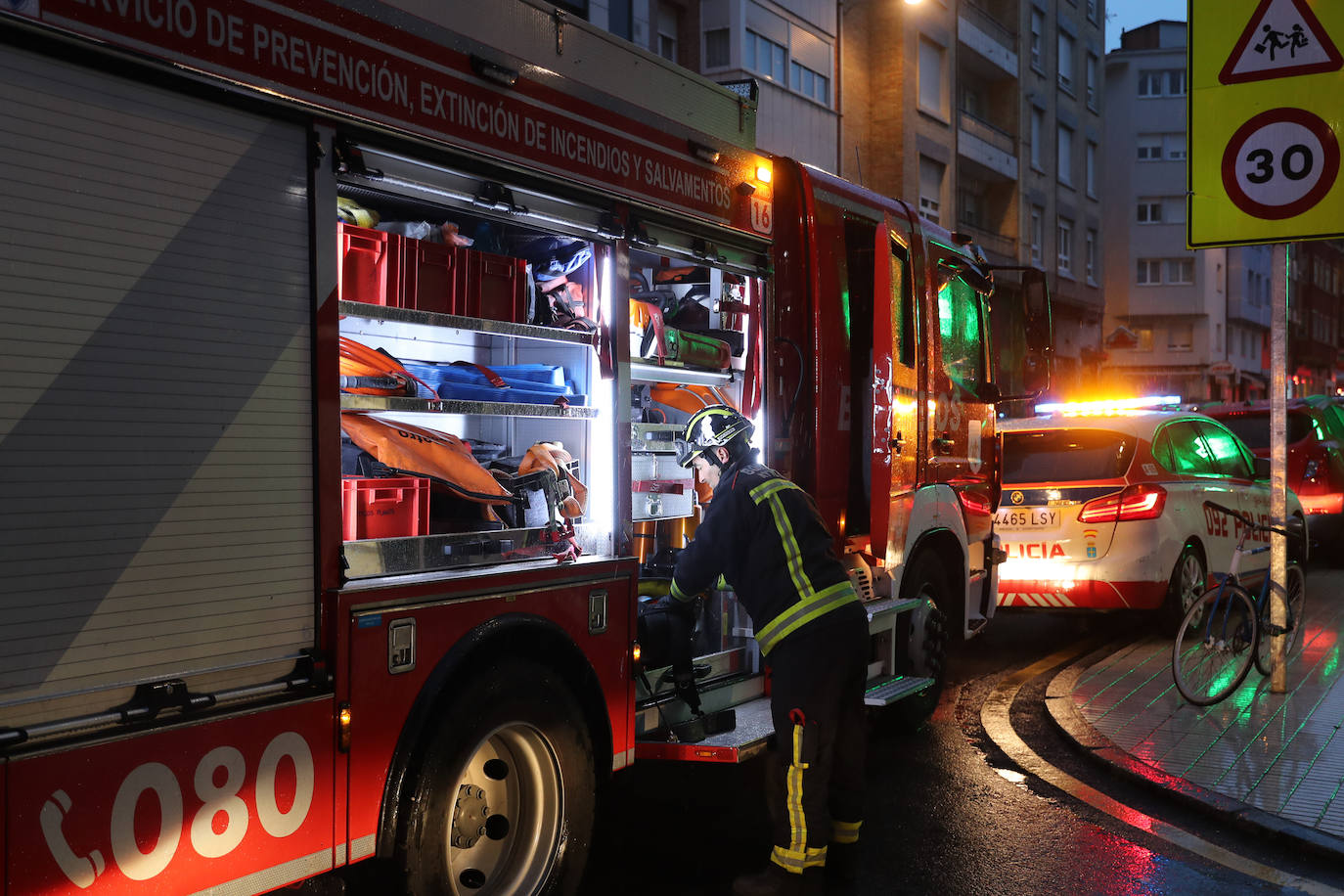 Fotos:  Rescatan a una niña que tenía una mano atrapada en un ascensor en Gijón