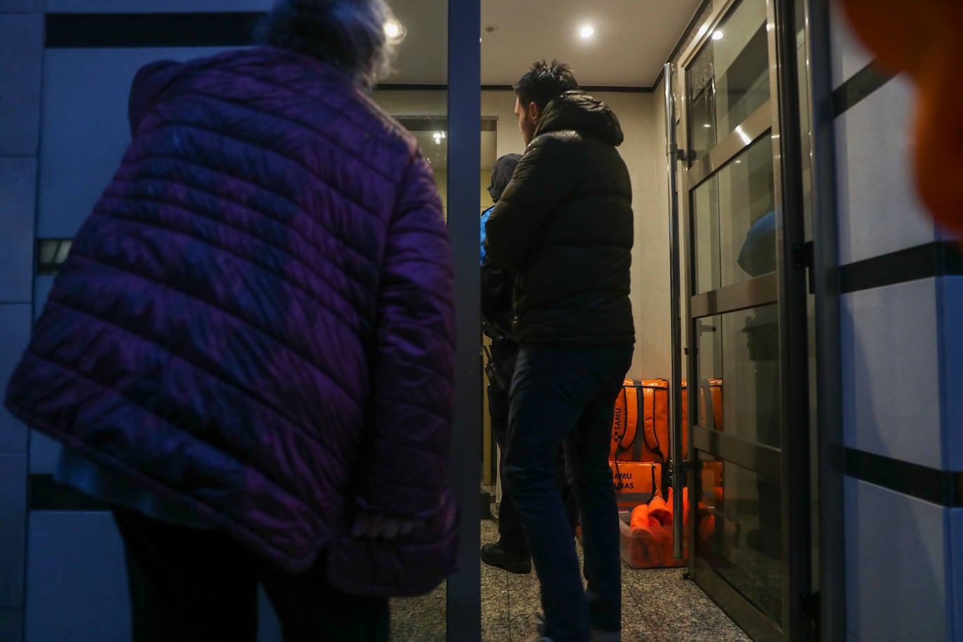 Fotos:  Rescatan a una niña que tenía una mano atrapada en un ascensor en Gijón