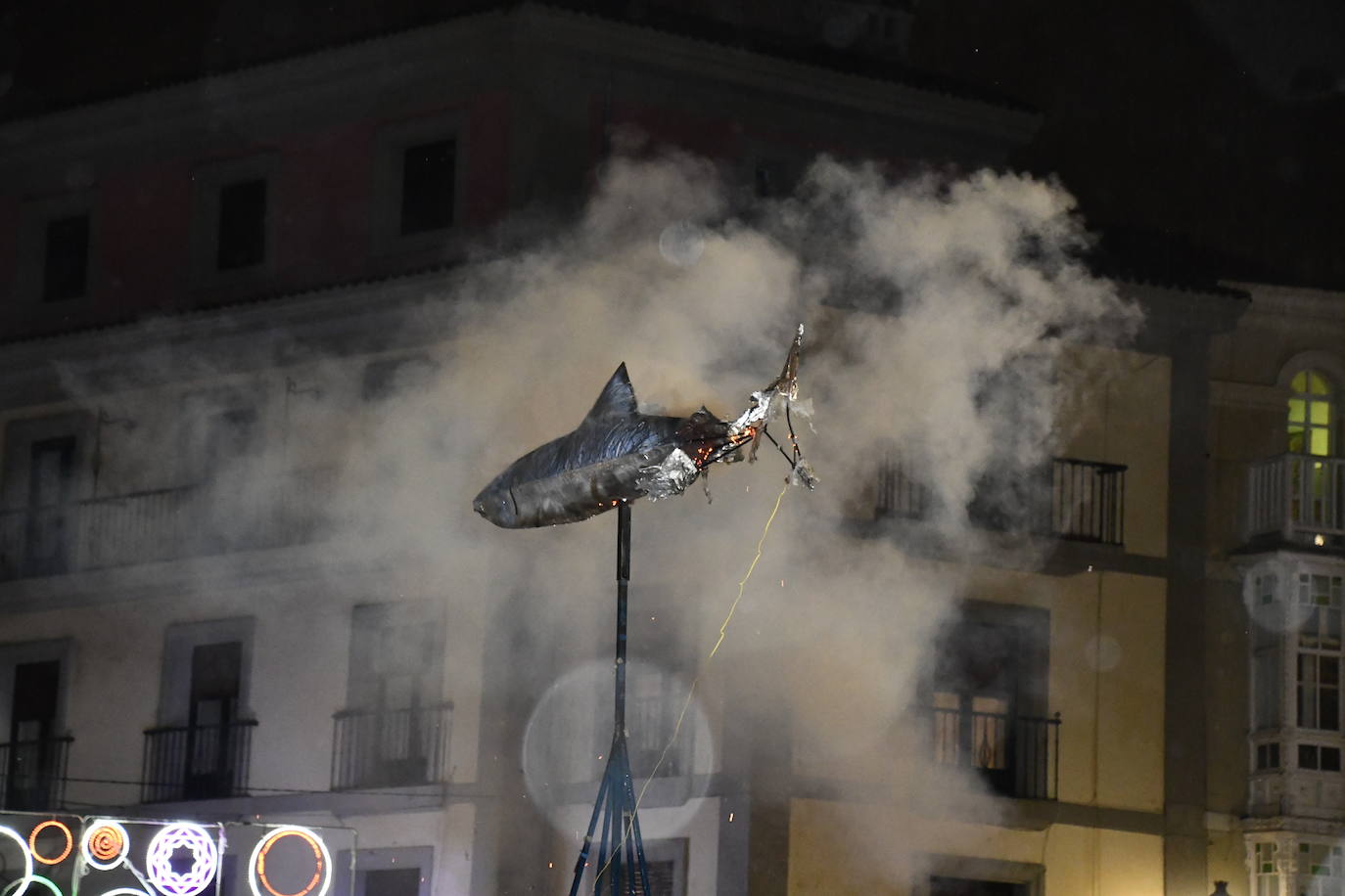 Fotos: Avilés entierra su sardina en fuego y agua